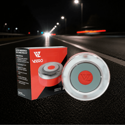 Baliza VZero V16 con packaging en autopista de noche, luz de emergencia conectada IoT